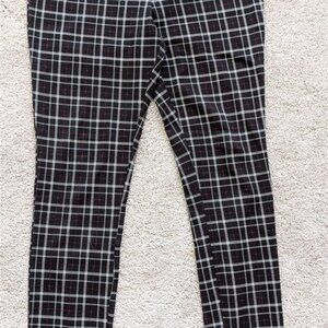 Liz Claiborne . LORI Ankle legging size L Black Plaid